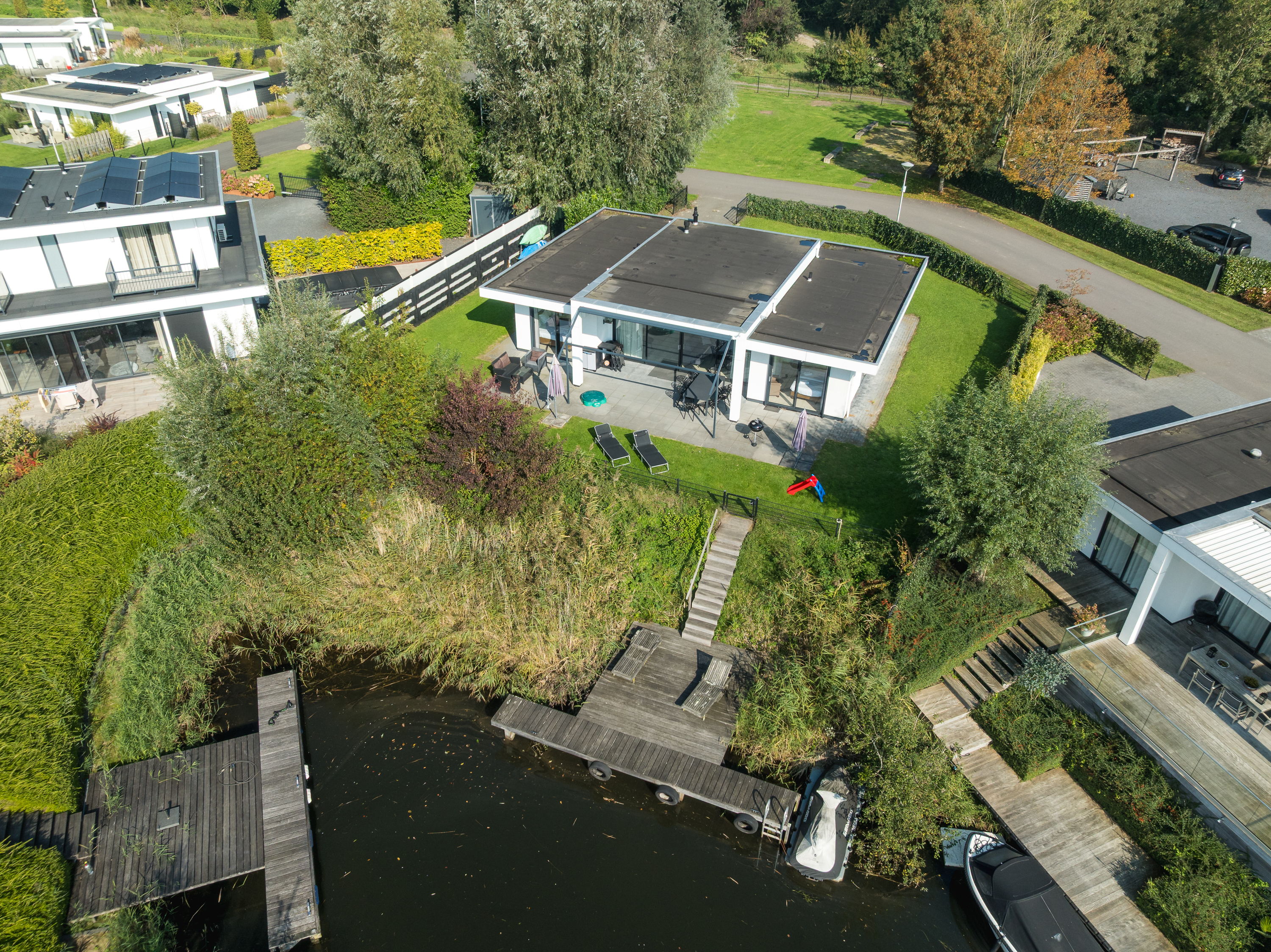 Luftaufnahme Luxus Ferienhaus am Wasser Niederlande