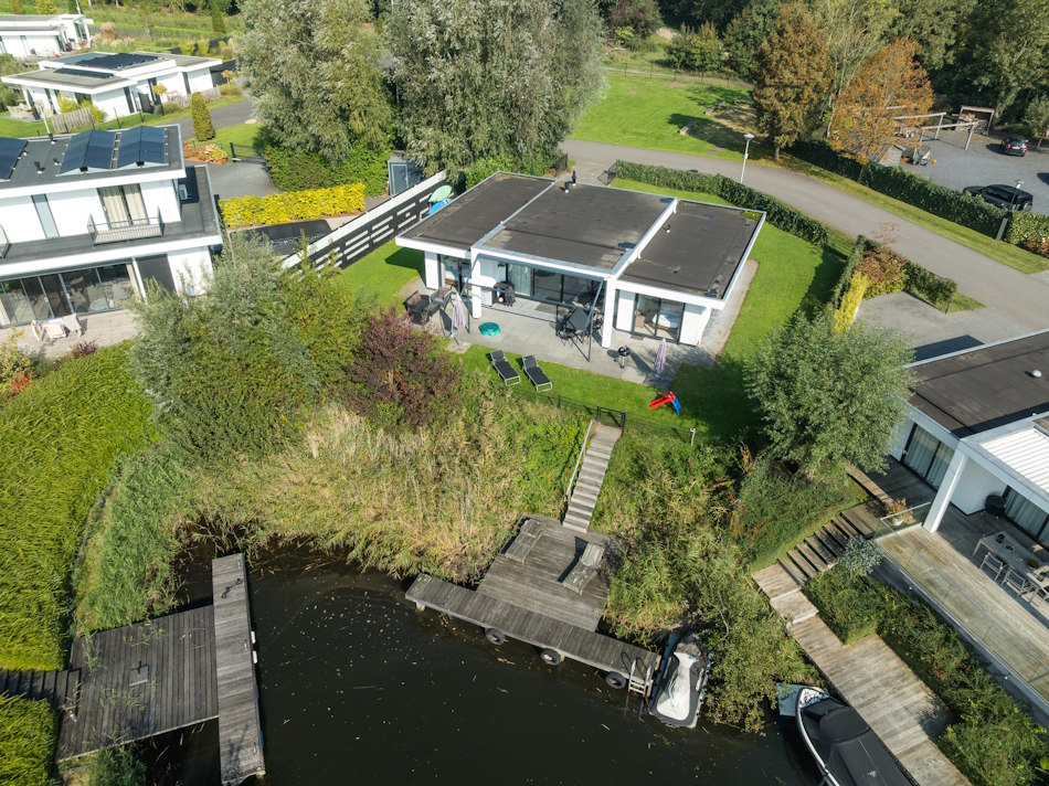 Luftaufnahme Luxus Ferienhaus am Wasser Niederlande
