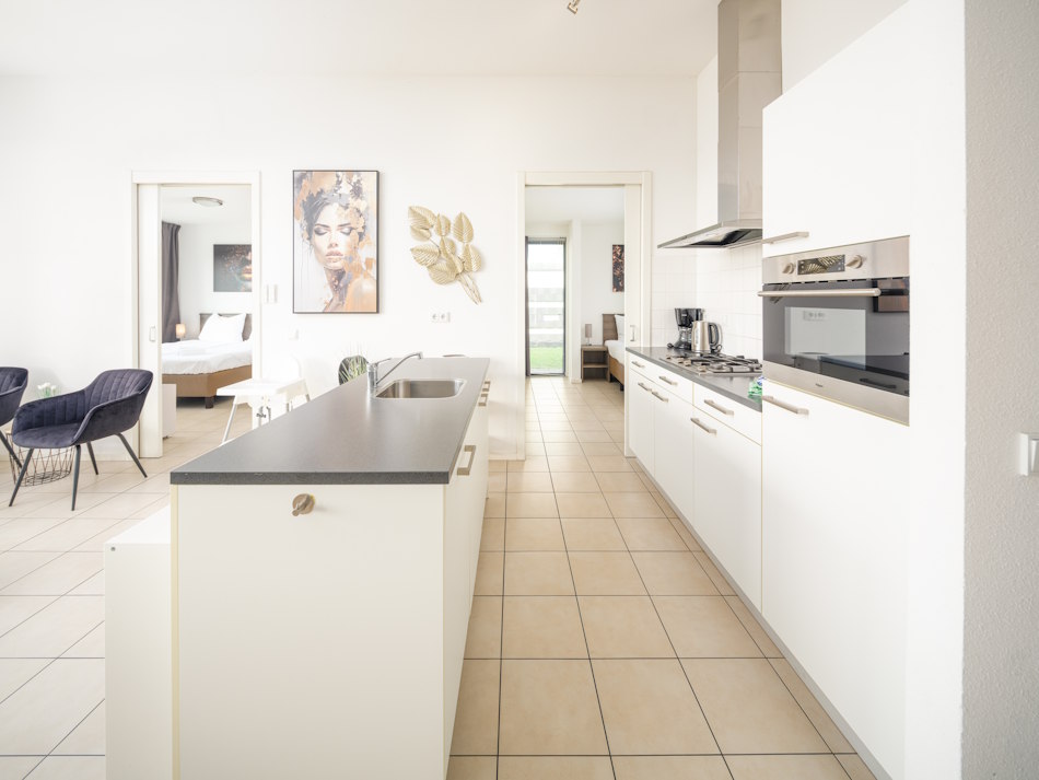Moderne Küche mit Kochinsel im Ferienhaus am Veluwemeer