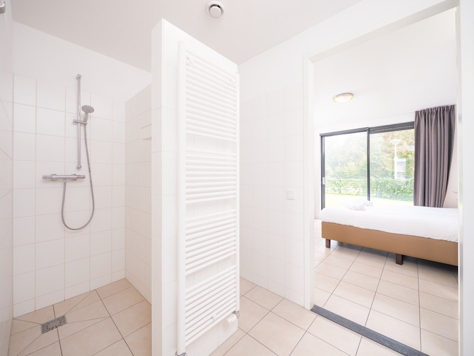 Badezimmer mit ebenerdiger Dusche in Zeewolde